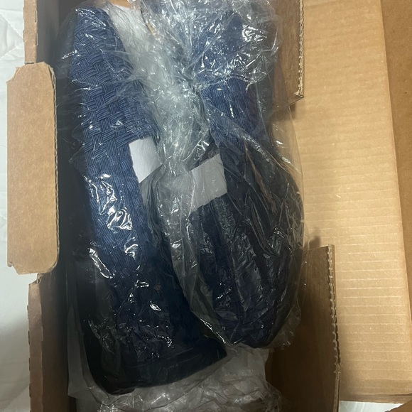 Comfort view Navy flats. New in box. 7 1/2 W - Picture 7 of 7